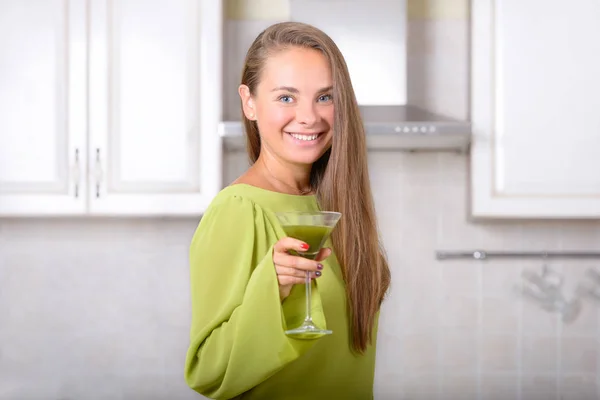 Menina sorridente com chá verde matcha orgânico — Fotografia de Stock