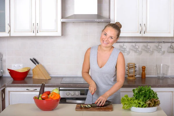 Счастливая женщина готовит салат — стоковое фото