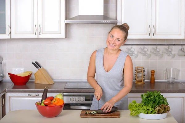 Mulher feliz cozinhar salada Imagens De Bancos De Imagens Sem Royalties