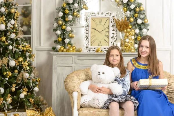 Maman et fille sont assis sur le canapé avec des cadeaux — Photo