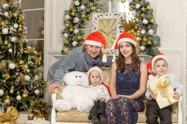 Mutlu anne, baba ve iki küçük oğlu ile hediye kutusu