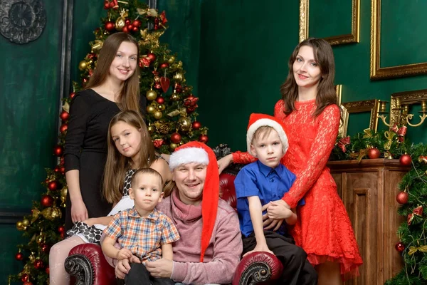 Grote familie op kerstavond — Stockfoto