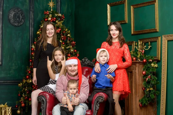 크리스마스 이브에 큰 가족 — 스톡 사진