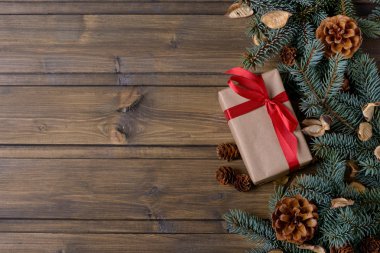 Köknar ve koniler ağaç ve hediye kutusu ile yeni yıl arka plan