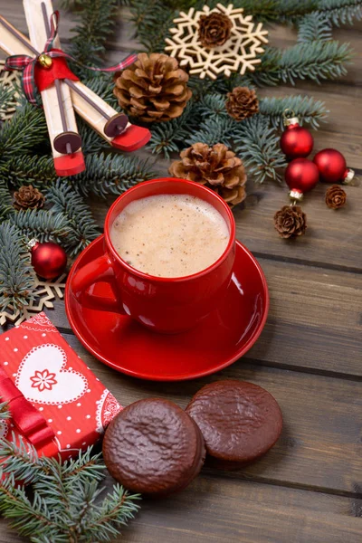 Julkort med Gran och kottar träd med kaffe och kaka — Stockfoto
