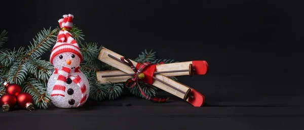 Lumiukko ja lahjapaketti joulukoristeella — kuvapankkivalokuva