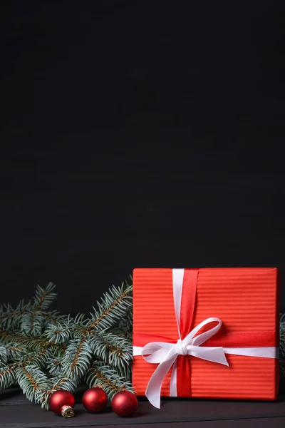 Κουτί δώρου με fir tree και μπάλες γυαλί — Φωτογραφία Αρχείου