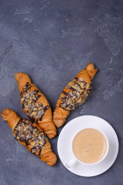 kahve ve kruvasan masada.