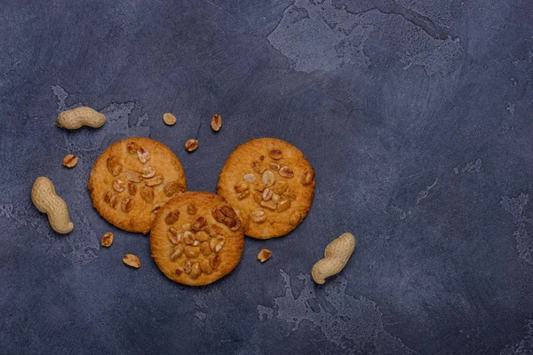 Солодке арахісове печиво та розкидані арахіси — стокове фото