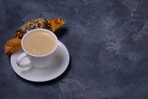 Чашка кави і круасан — стокове фото