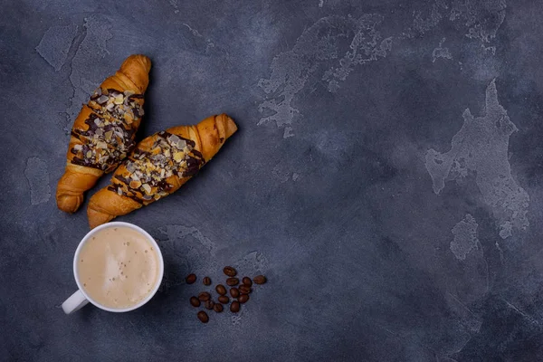 Cappuccino a dva rohlík na kamenný stůl — Stock fotografie