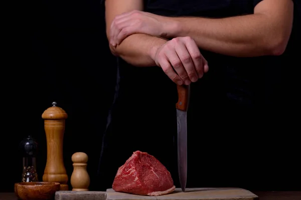 Man met mes en rauw rundvlees — Stockfoto
