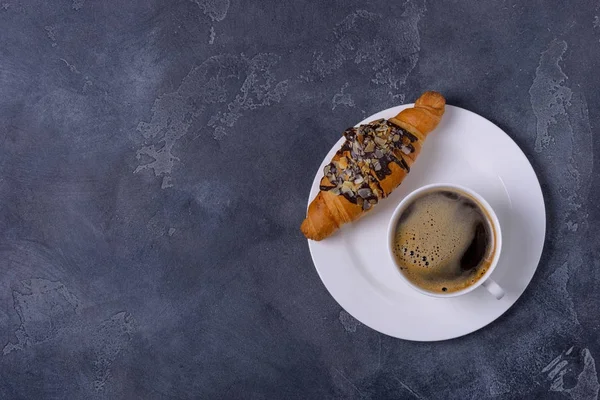 Kávét és croissant-t, a kő háttér Jogdíjmentes Stock Képek