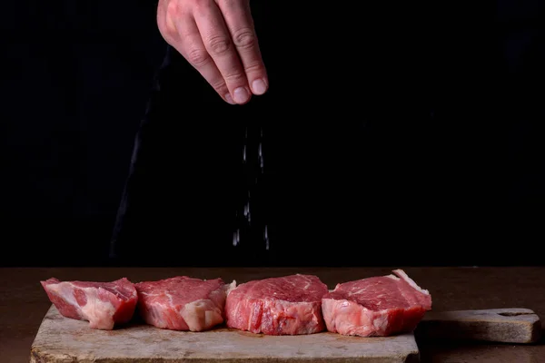 A séf hinti a sót friss nyers steak Stock Kép