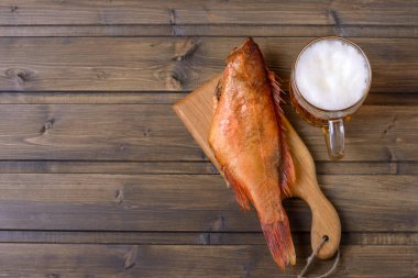 Balık ve ahşap masa üzerinde taze bira içtim