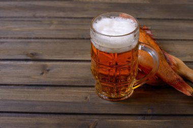 Bira ile köpük ve ahşap masa üzerinde balık