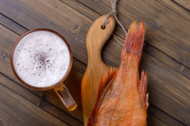 Tatlı taze bira barda ahşap masa üzerinde balık ile