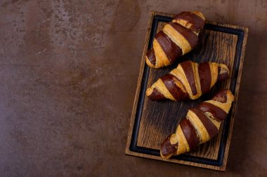 Masada lezzetli çikolatalı kruvasan