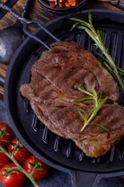 Closeup rosemary ile sığır eti biftek ızgara