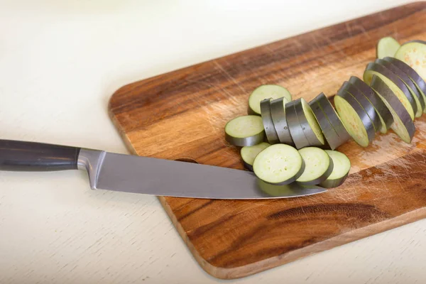 Potongan dan pisau di papan potong — Stok Foto