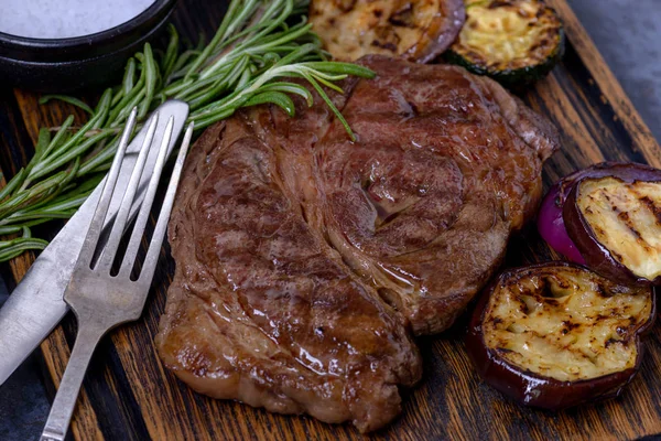 Gegrilltes Rindersteak schwarzer Angus und Rosmarin — Stockfoto