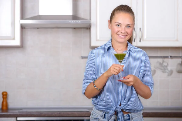 Женщина с органическим зеленым чаем маття — стоковое фото