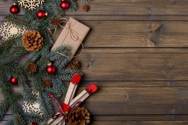 Karácsonyi kártya. Fenyő és kúpok fa és a kraft díszdobozban — Stock Fotó