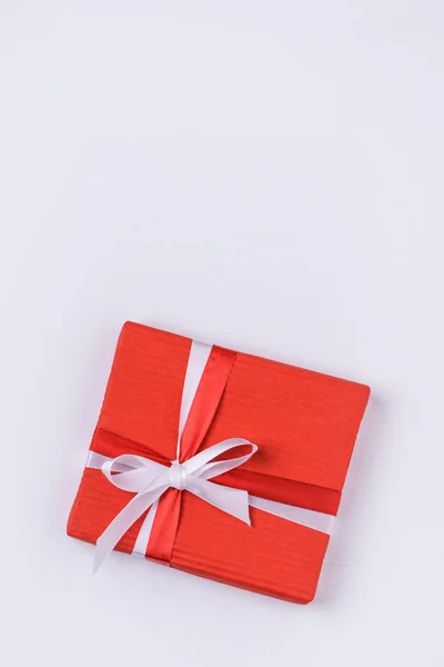 Scatola regalo rossa su sfondo bianco in legno — Foto Stock
