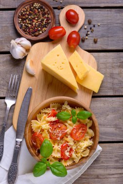 Domates ve fesleğen soslu makarna