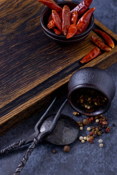 Et ve kuru kırmızı biber için boş ahşap tahta — Stok fotoğraf