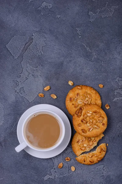 Kaffee mit Milch und Erdnusskeksen — Stockfoto