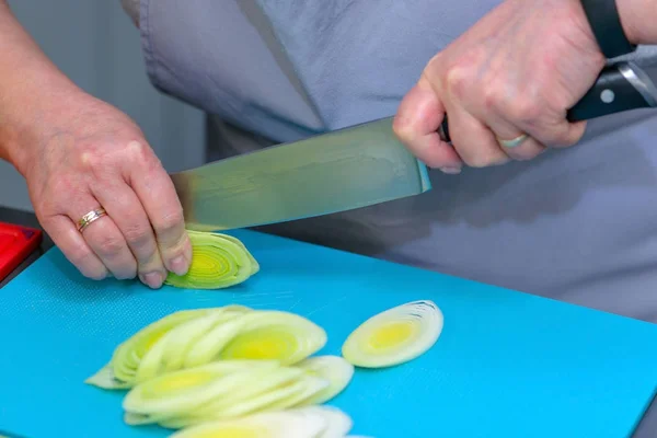 Close-up de mãos de mulher cozinhar jantar, corte de aipo — Fotografia de Stock