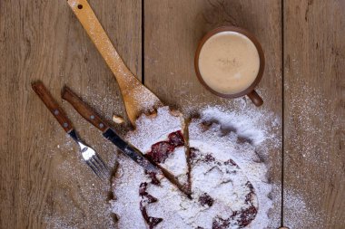 Fincan kahve ve dilimli kek