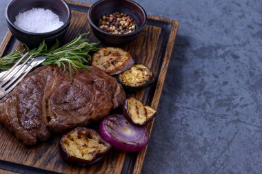 Izgara biftek siyah angus ve sebze
