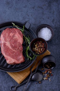 Ham sığır eti biftek, otlar ve baharatlar kase