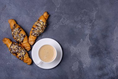 kahve ve kruvasan masada.