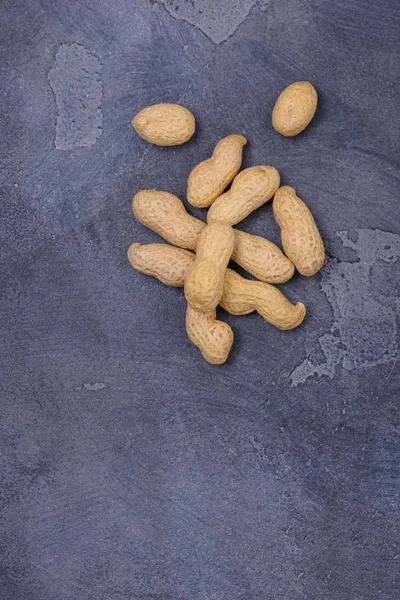 Unpeeled amendoins no fundo de pedra — Fotografia de Stock