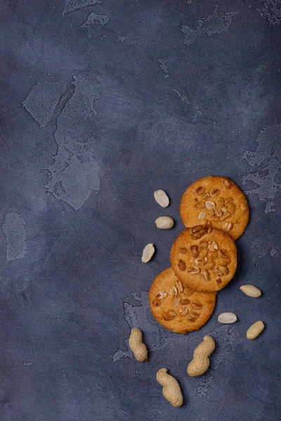 Sweet peanut cookies and scattered peanuts — Stock Photo, Image