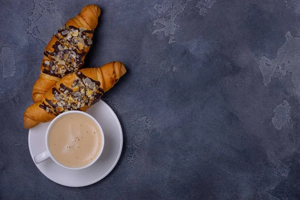 Nad cofeee pohled a croissanty — Stock fotografie