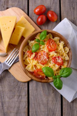 Domates ve domates, fesleğen ile makarna