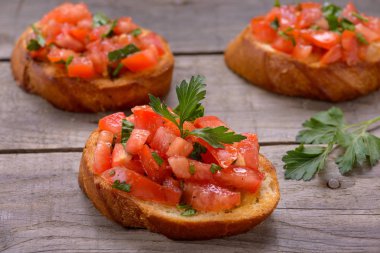 Bruschetta domates ve otlar ile