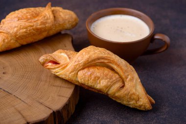 taze pişmiş croissants ve kahve fincanı
