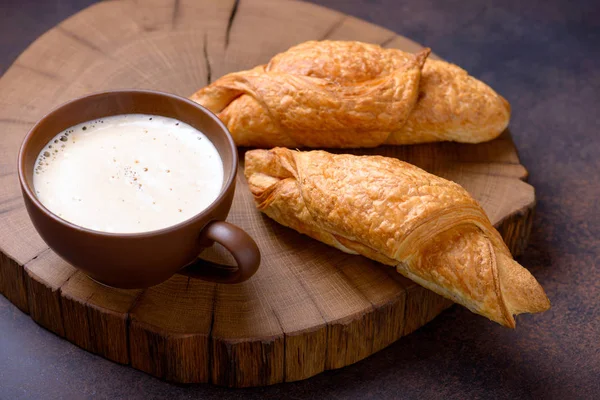 Coffee and two fresh croissants on cutting board — Stock Photo, Image