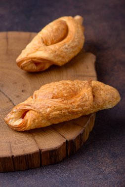 Closeup iki taze kruvasan