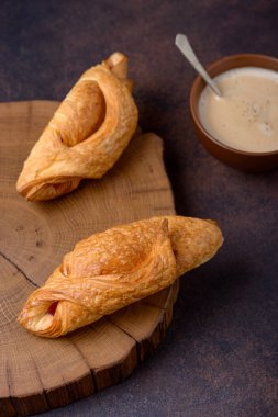 Taze pişmiş croissants ve kahve