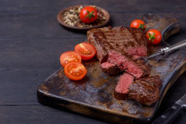 Dilimlenmiş biftek ve domates