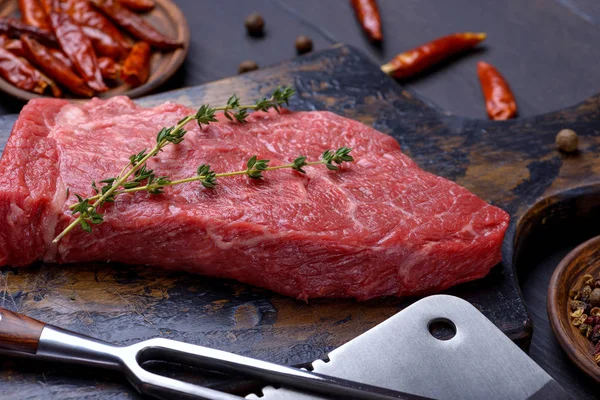 Closeup sığır eti biftek kekik ile
