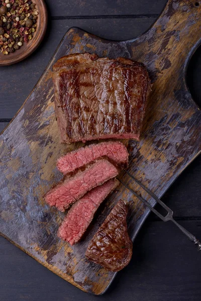 Aufgeschnittenes Steak auf Schneidebrett — Stockfoto