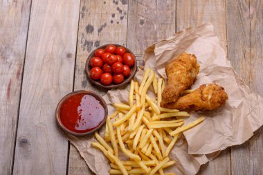 kızarmış tavuk budu ve patates