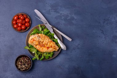 Fileto tavuk yeşillik ile